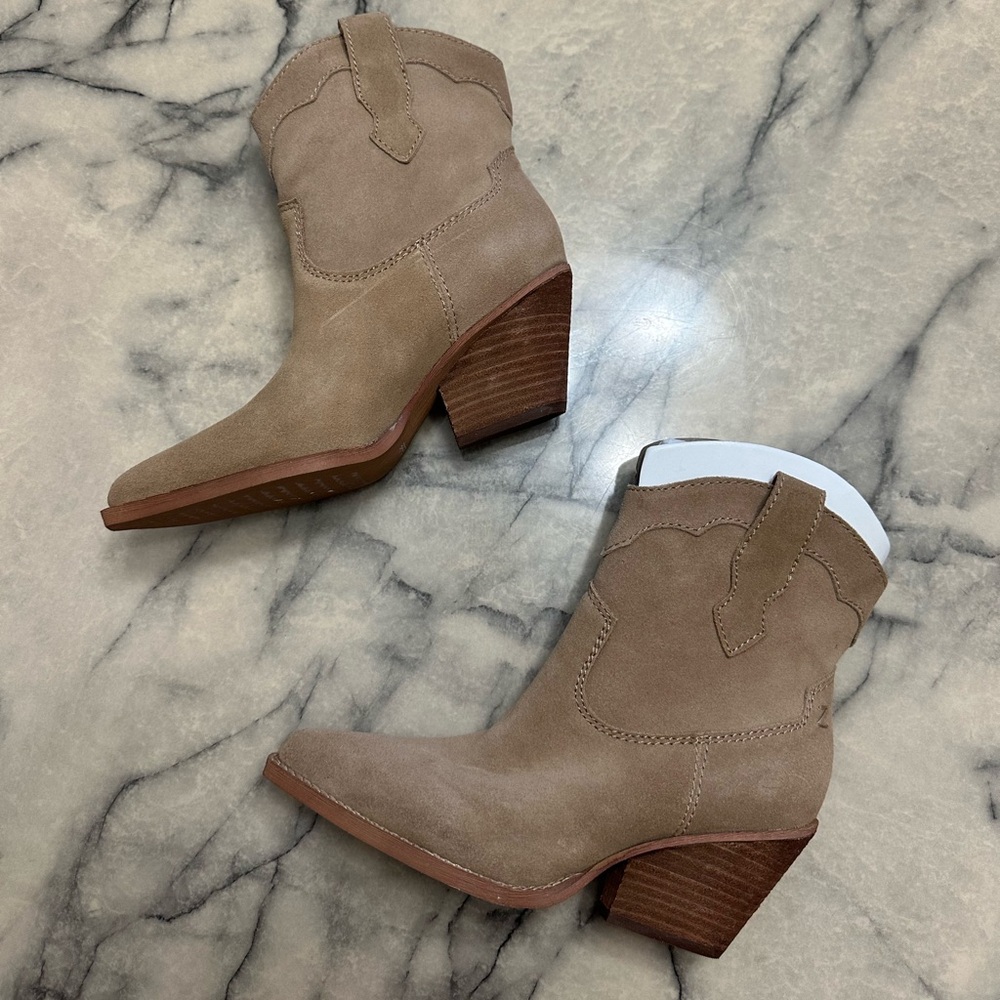 NEW sz 7 Tan beige Suede cowboy Ankle Boots Coachella festival stagecoach wester